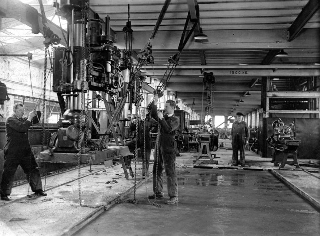 gammal svartvit arkivbild från industrihall i varvsstaden