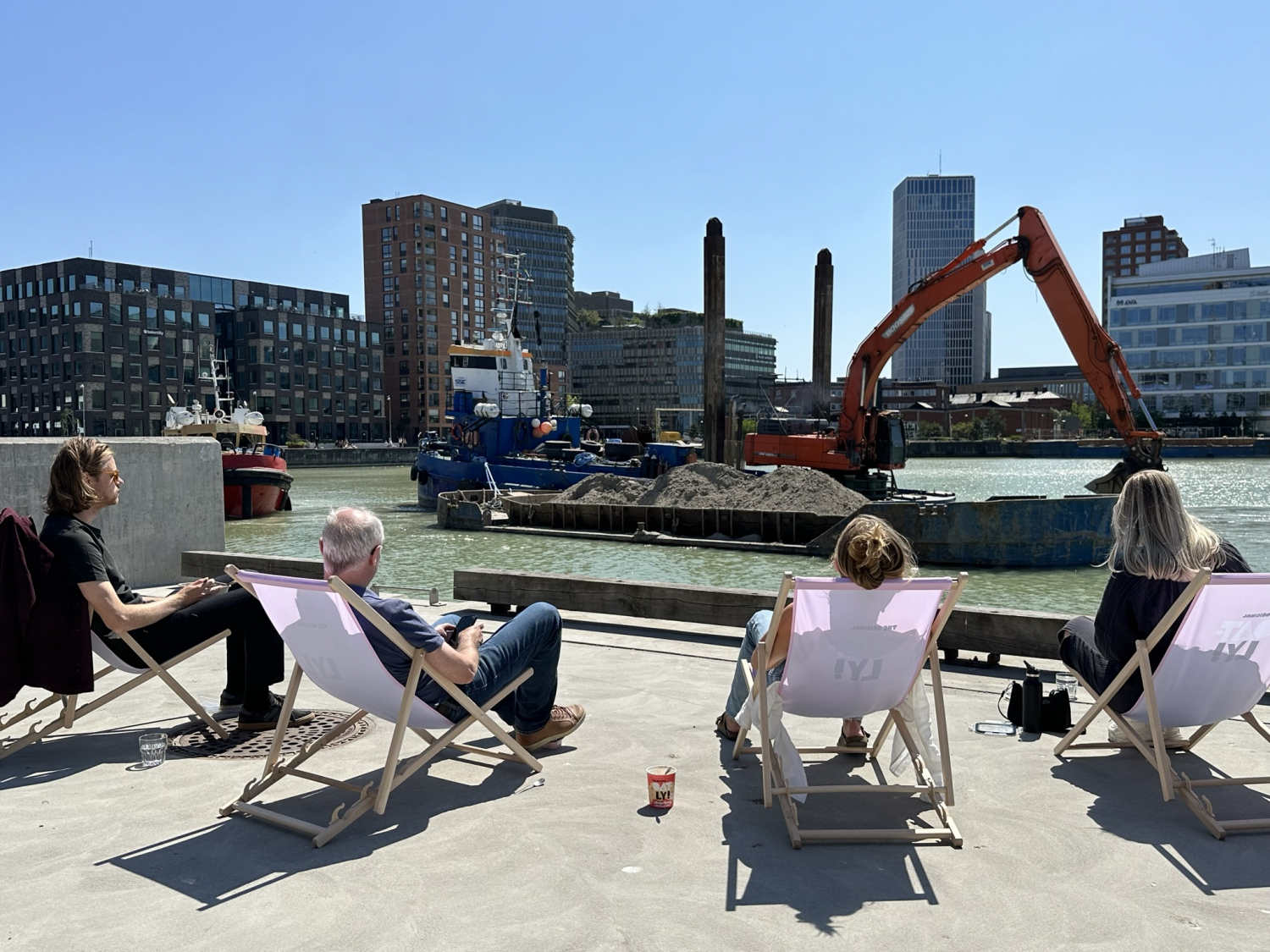 Medarbetare från Oatly njuter av det vattennära läget som nu undan för undan görs tillgängligt. Malmö Stads uppgrundningsprojekt av hamnbassängen är på sluttampen och snart kan vi njuta av en bättre vattenkvalitet. Medarbetare från Oatly njuter av det vattennära läget som nu undan för undan görs tillgängligt.