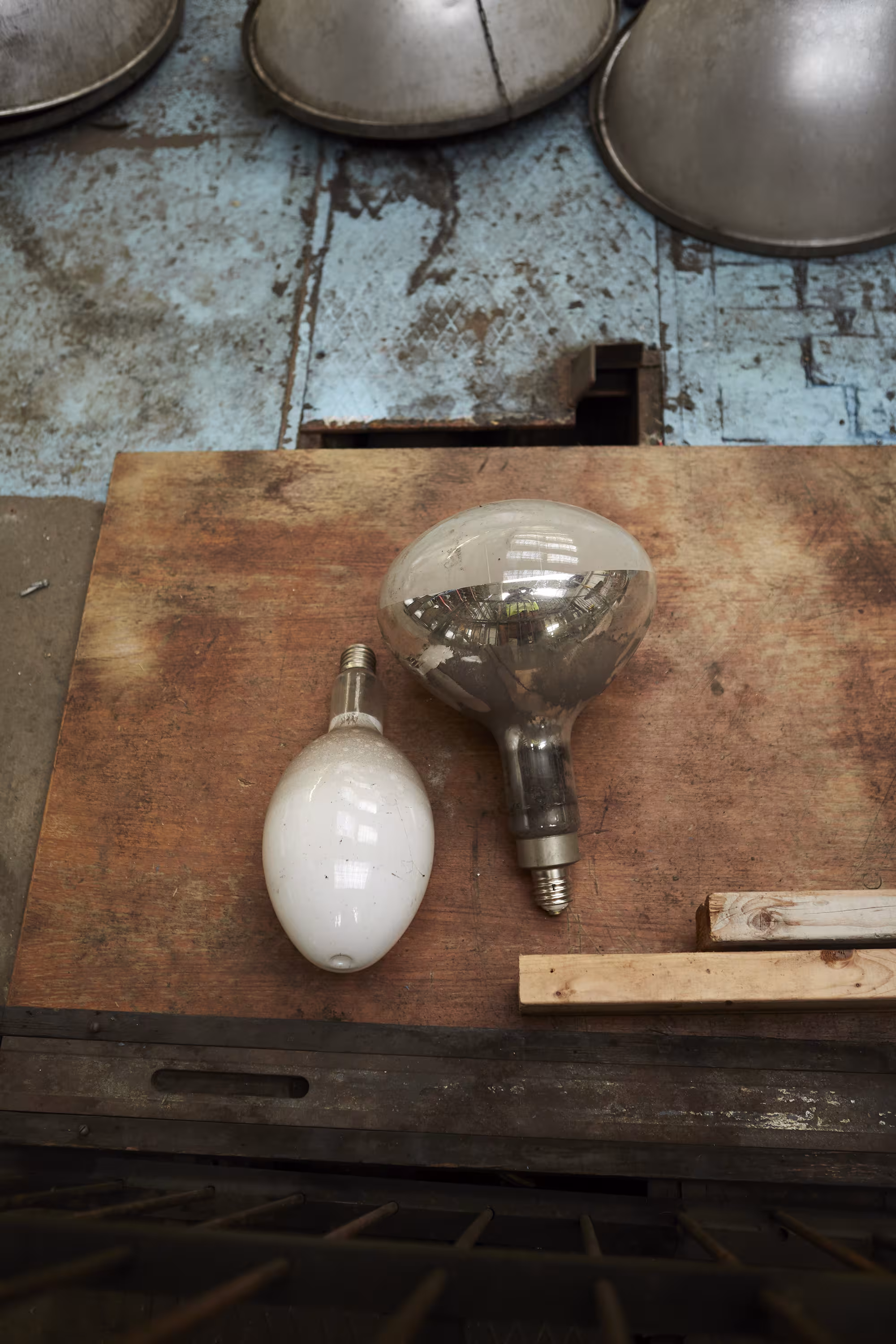 äldre industriella lampor och lampskärmar