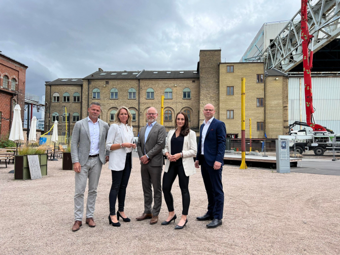 Johan Tollgerdt, Anders Adielsson, Pernilla Dahlberg, Johan Herrström och Caroline Veraeus Frithiof, framför Snickeriet