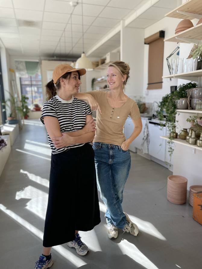 Maria och Jenny i sin nya blomsterstudio Yvig 