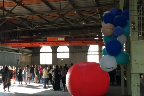 Mäniskor i stor hall med ballonger