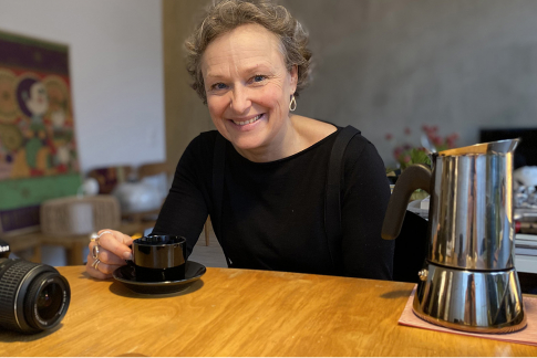 Madeleine bjuder på kaffe i sin nya lägenhet