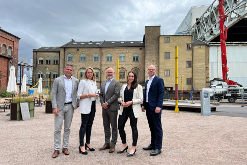 Johan Tollgerdt, Anders Adielsson, Pernilla Dahlberg, Johan Herrström och Caroline Veraeus Frithiof, framför Snickeriet